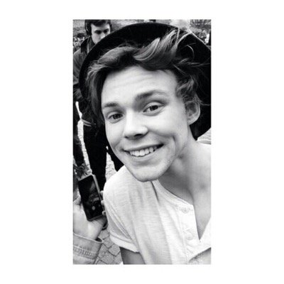 ughh3mmings's profile picture. FOLLOW @fIuffyirwins PLS