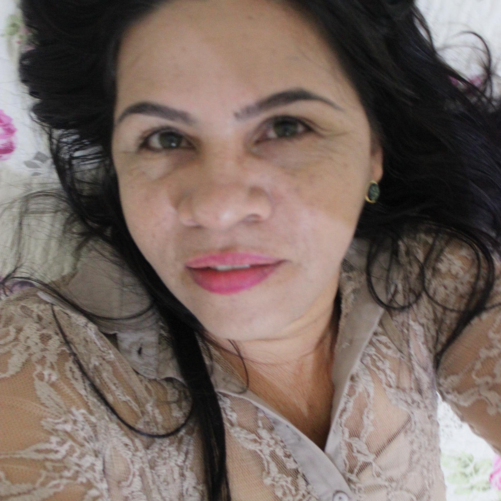 lia37298804's profile picture. AMAR É COMPLICADO,MAS AINDA É A COISA MAIS DECENTE QUE EXISTE NESTE MUNDO,ONDE AS PESSOAS NÃO TEM TEMPO PARA OUVIR E SENTIR COM O CORAÇÃO O CLAMOR DOS OUTROS!