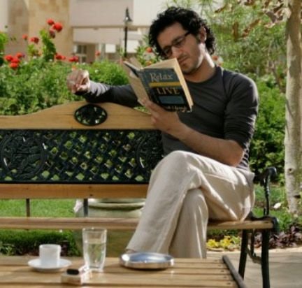 Bandrinos's profile picture. أنا شاب لكن عمرى ولا ألف عام
 وحيد ولكن بين ضلوعى زحام
 خايف ولكن خوفى منى أنا
 أخرس ولكن قلبى مليان كلام
 عجبى !!