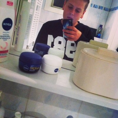 Emmalaan 2B2 footbol player src  B3 insta hidde_bijpost12