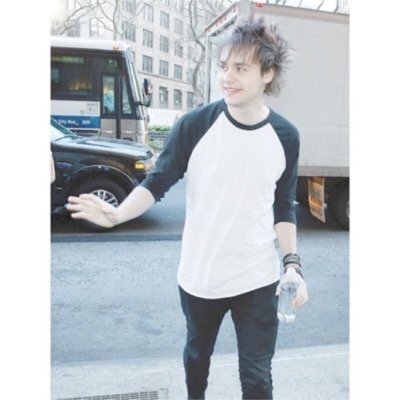 Follow @mikeyskittenX please