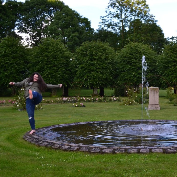 Bex_White's profile picture. Physics enthusiast. Philosopher/ historian-in-training. Precipitation dancer.