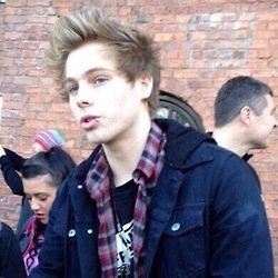 your fav wants to bang you harder than ashton bangs his drums! go follow @ihemmospenguin please bc i gave you a free follow ;)