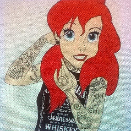 16 años hago dibujos realistas retratos y diseño tatuajes.