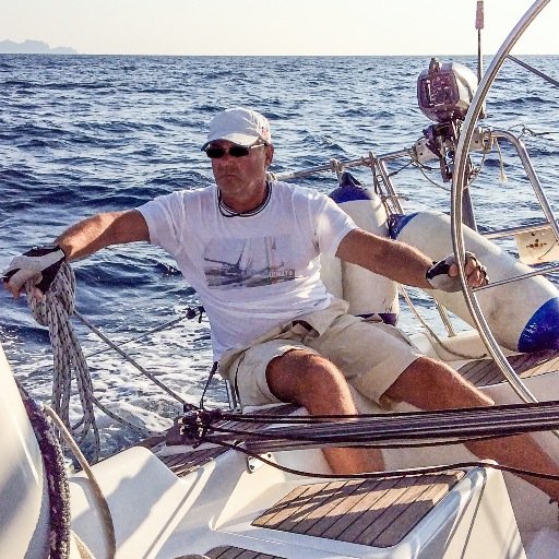 La libertà é un bene molto prezioso e non ha prezzo, l'onestà invece é un bene sempre più raro, essere onesti aiuta a essere liberi.Velista libero come il vento
