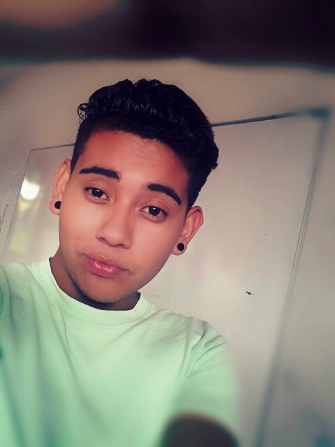 qe onda soy un chavo gay super buena onda, de 21 años de edad y soy navy !!! :)