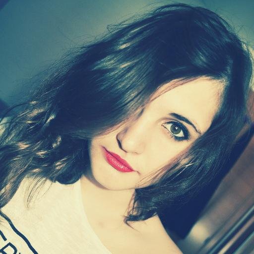 MartaPitarch1's profile picture. Tu acosadora personal. Una loca sin remedio alguno, oigan. Amante de los unicornios, de los gatos y de los coches rojos. Puta con arte. ~PAPILIPOLO~