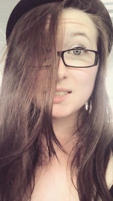 L'amour nait d'un regard , vit d'un baiser , et meurt d'une larme ..
