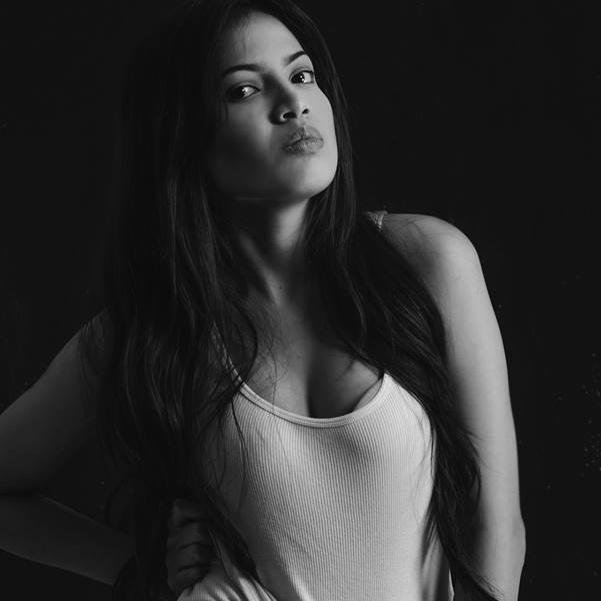 Bienvenidos a mi mundo de insomnio y lagunas mentales. Soy una mujer lombriz (porque de la mierda hago abono). 
ॐ