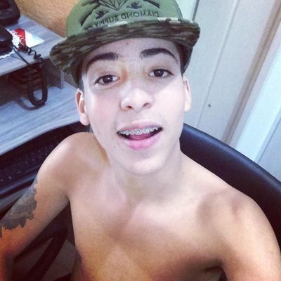 ~ “Esse teu jeito me domina. Esse sorriso me alucina.”   entrem la no youtube Chama ela povo