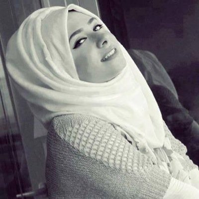 كلما غلبني اليأس واحتل الحزن شيئ من روحي وحدهانظرتها تدفع بقوراب روحي لأمواج البهجةولآلئ عطرٍتنتثرمن شفتاهاوقصة الجنة تحاكي وقع قدماها أمي