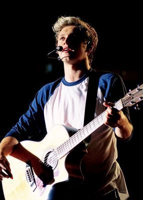 Niall è l'unica persona per cui valga la pena togliere le cuffiette soltanto per ascoltarlo ridere @NiallOfficial 0/5 0/4