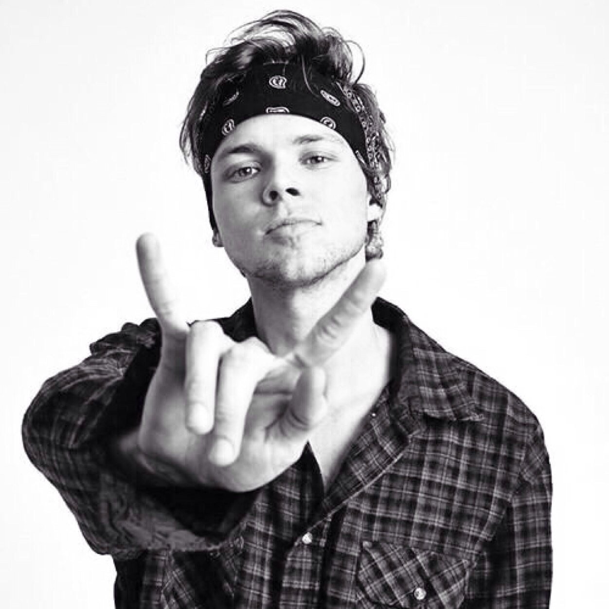 just here to remind you that ashton will follow you soon so don't give up 3