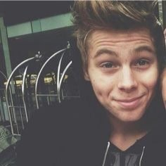 free follow from @_ashtonsfingers !!!!!!! follow her because she follows back