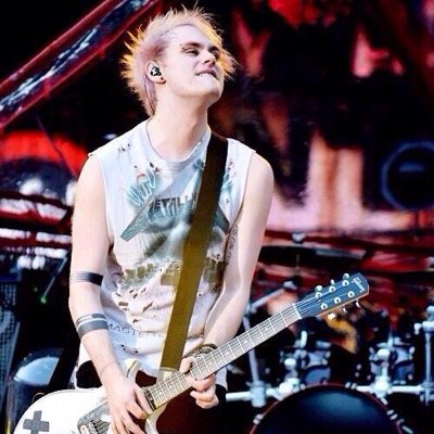 Just a fangirl that obsesses over 5SOS, Youtube, and Food