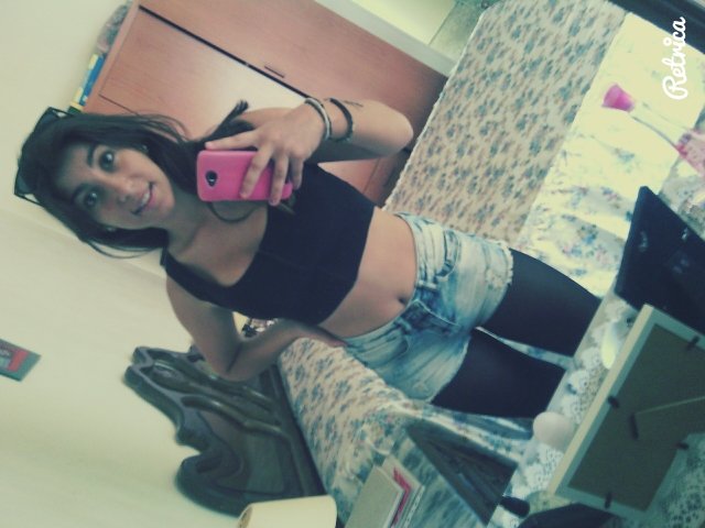 Ellos locos por los porros , y yo por comerte los morros.