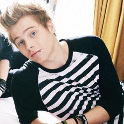 Estou aqui tentando divulgar minha primeira fanfic com a 5sos, qualquer coisa fale cmg pelo meu fc @witashton