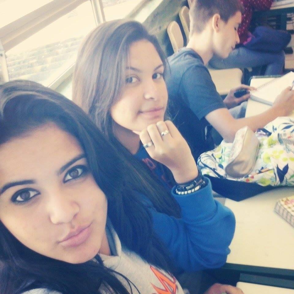 Lindo é poder olhar todos os dias para o céu e descobrir que em meio a tantos problemas existe um Deus que nos permite sorrir.