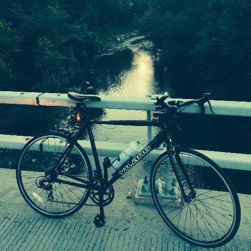 Bicycle riding wanna-be chef trapped in a geek's body with a love of photography.