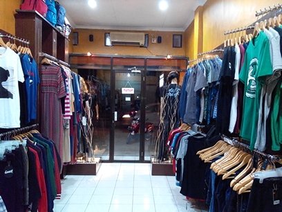 SKYLIGHT SHOP
Jl. Sunu Raya No.120 
Makassar - 90213
South Sulawesi, Indonesia

Open Everyday 10:00am - 11:00pm