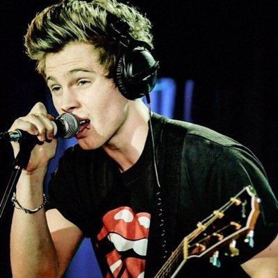 Just a teenager who love 5sos with all my heart❤️