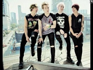I LOVE 5 SECONDS OF SUMMER