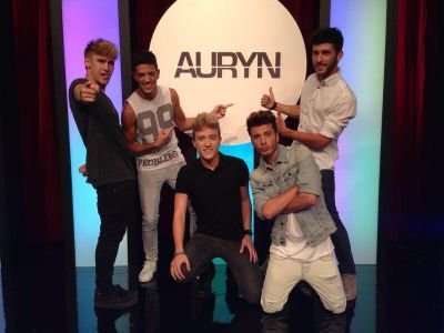 Isa y Laura || 7 de Septiembre de 2013 ||22 de diciembre de 2013||17 de mayo de 2015|| 1 de agosto de 2015 @AurynOficial GRACIAS! || Ghost Town ya a la venta