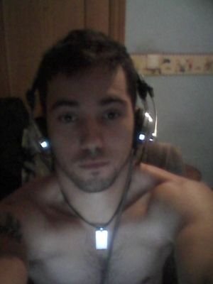 Me gusta leer, jugar al ordenador, el power metal, la lluvia, los ojos, las risas, las desgracias agenas y los recuerdoS Y amante del LOL :)
