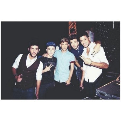 «No hay fans o ídolos mejores que otros. Para los ídolos, sus fans son las mejores y para las fans, sus ídolos son los mejores.» { follow 1/5 Álvaro }