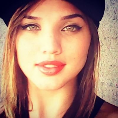Não ande diante de mim - talvez não lhe siga. também nao ande atras de mim , talvez não lhe saiba dirigir. Simplesmente ande a meu lado, e seja meu amigo. :)
