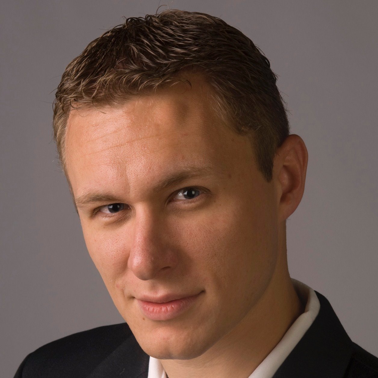 Tenor at Cincinnati Opera, Conspirare and VAE, Assistant Provost and Professor of Voice at NKU, Writer for Classical Singer, Foodie and Avid Sports Fan