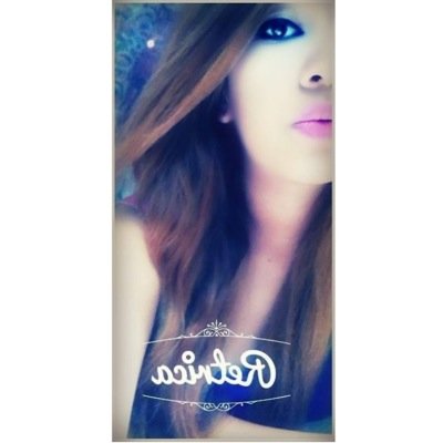 •me considero una chicaa.. cariñosa,buena onda, sociable,bipolar,super celosa,fiel,bna amiga pero sobre todo soy una en un millon.. amo laa musika..