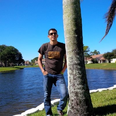 Extrovertido, divertido, buscando siempre q todo conspire a mi favor, full deporte.
Tengo sueños, x eso m encanta dormir. 
Bienvenidos a mi Twiter!!!