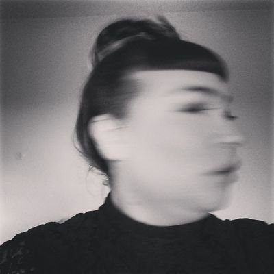 spelar roller derby, gillar loppisar, musik och att snuggla. nyligen diagnostiserad och försöker acceptera och leva med det. livet är mörkt.