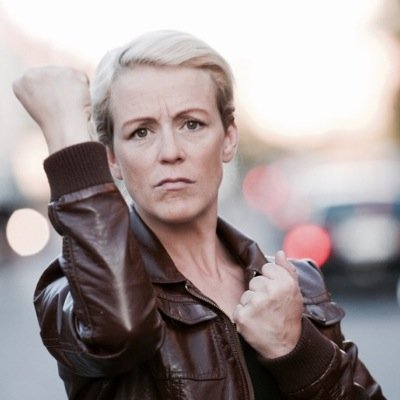 Sitter du för länge på Twitter? Följ detta konto så får du en ORDER om att GÅ OCH LÄGGA DIG varje kväll av Karin Mamma Adelsköld.