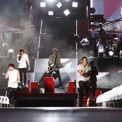 follow @authoritylarry ((she follows back))