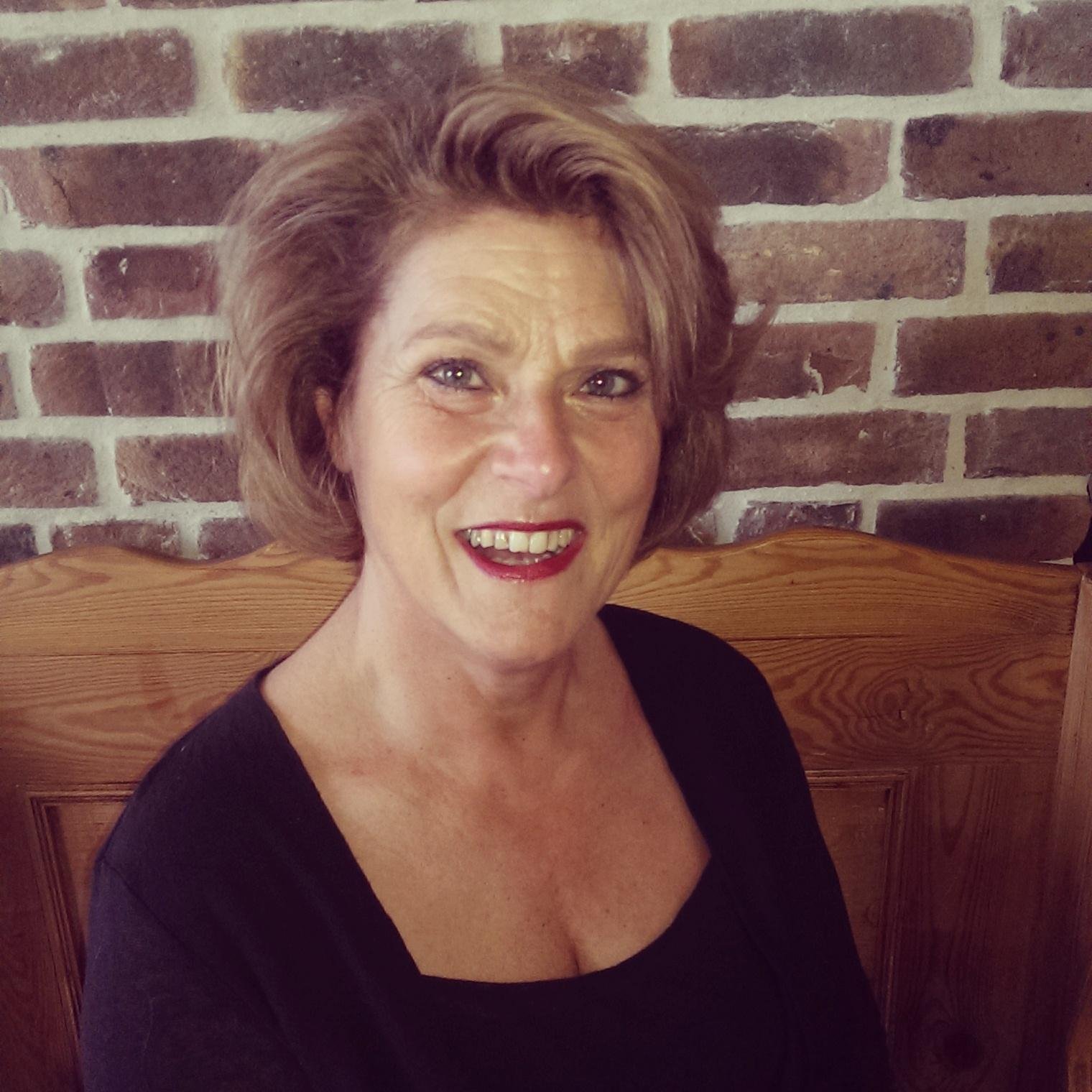 Joke van Deursen-van den Hurk Schoonheidsspecialiste. BML trainer/ holistisch coach. Orthomoleculair voedingstherapeut.