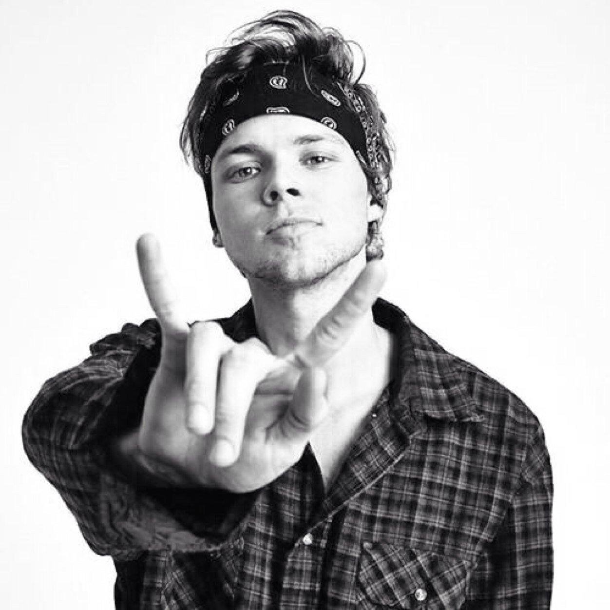 Sua principal fonte sobre Ashton Irwin no Brasil. contato: brasil5sosfc@outlook.com
