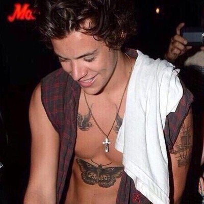 meu sonho é q o harry cante lou and i depois fale it's not wrong if he makes me strong e depois beijar o louis