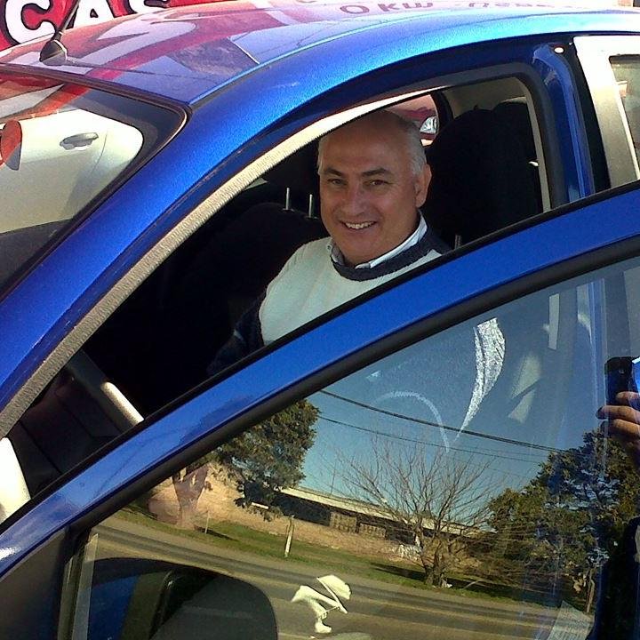Militante político y social,   de profesión comerciante rubro automotor-  compra venta  automotores  OKM y usados-