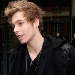 workstyless's profile picture. disse pra minha mãe que era directioner e olha que legal no hospício tem wifi