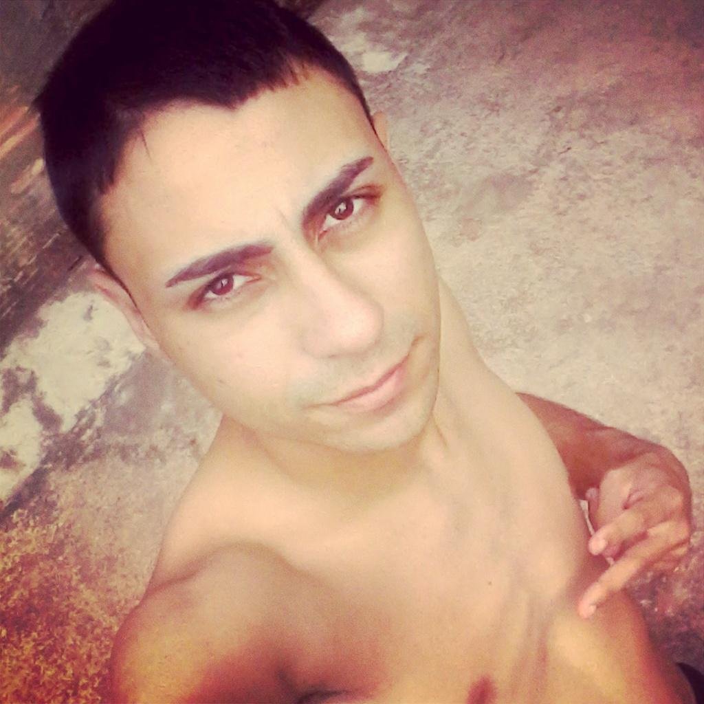 Loko por sexo. Namorando, cansado de buceta. Quero pika na boka e porra na garganta de uma foda bem gostosa com um macho delicioso. WhatsApp...