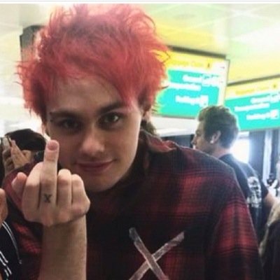 follow @gabbiomg bc she gave u a free follow and RT this link! https://t.co/qiA4TzzrKc