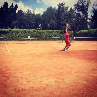 Soy como quiero ser!! Juego tenis, me gusta la.musica Y digo pura babosada sigueme y te sigo cumplo cual politico !!
