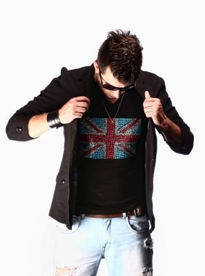 Cantor e compositor,  natural de Marília-SP. 
Em ascenção no cenário musical sertanejo !