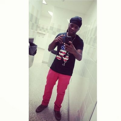 just a nigga wit big dreams 
college freshman 
#dreamchaser 
fashion lifestyle