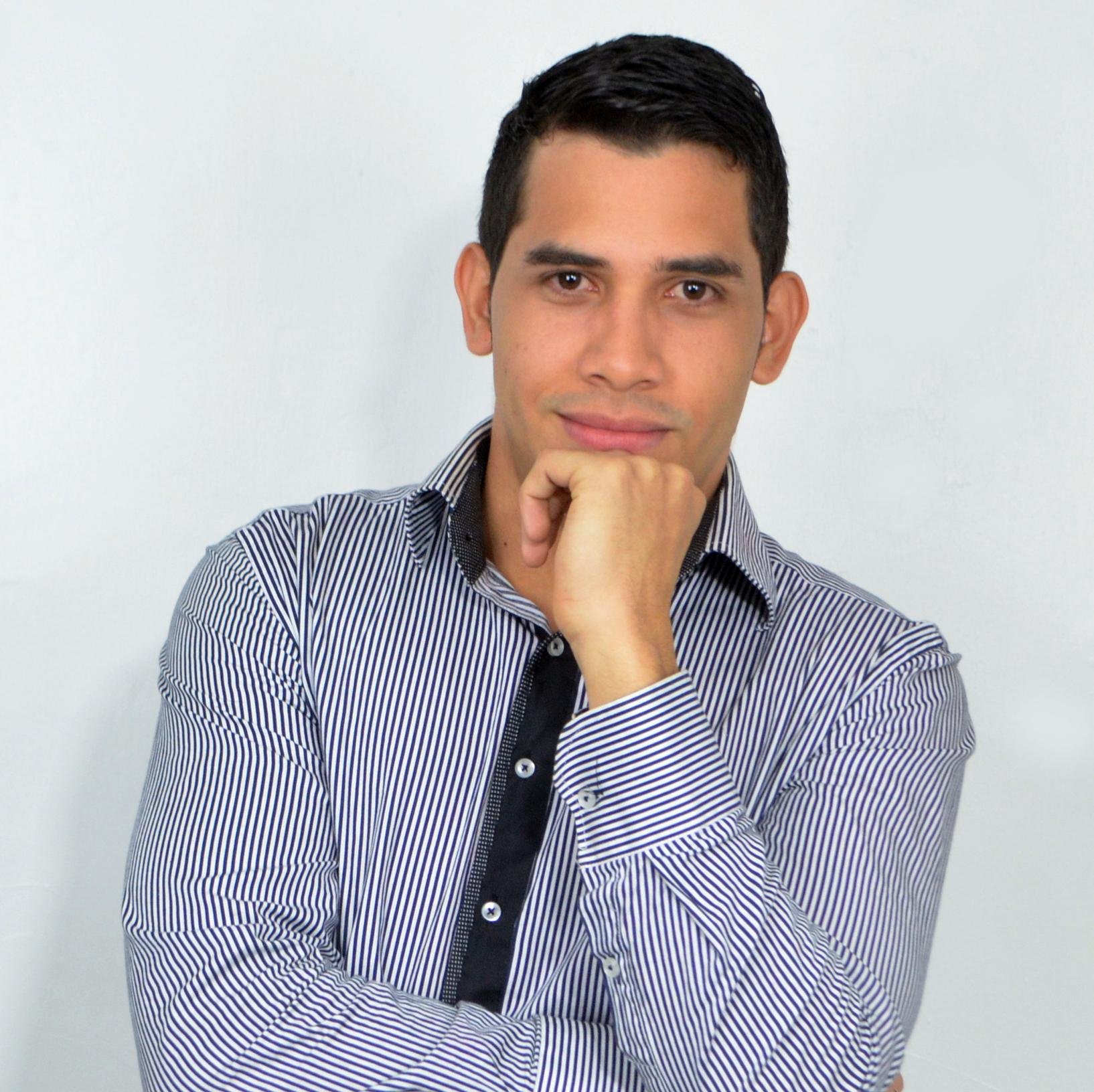Diseñador Gráfico, Comunicador Social - Fotógrafo, Comunity Manager, Fundador y Director en Alca Producciones, @InalcaPro Maracaibo.