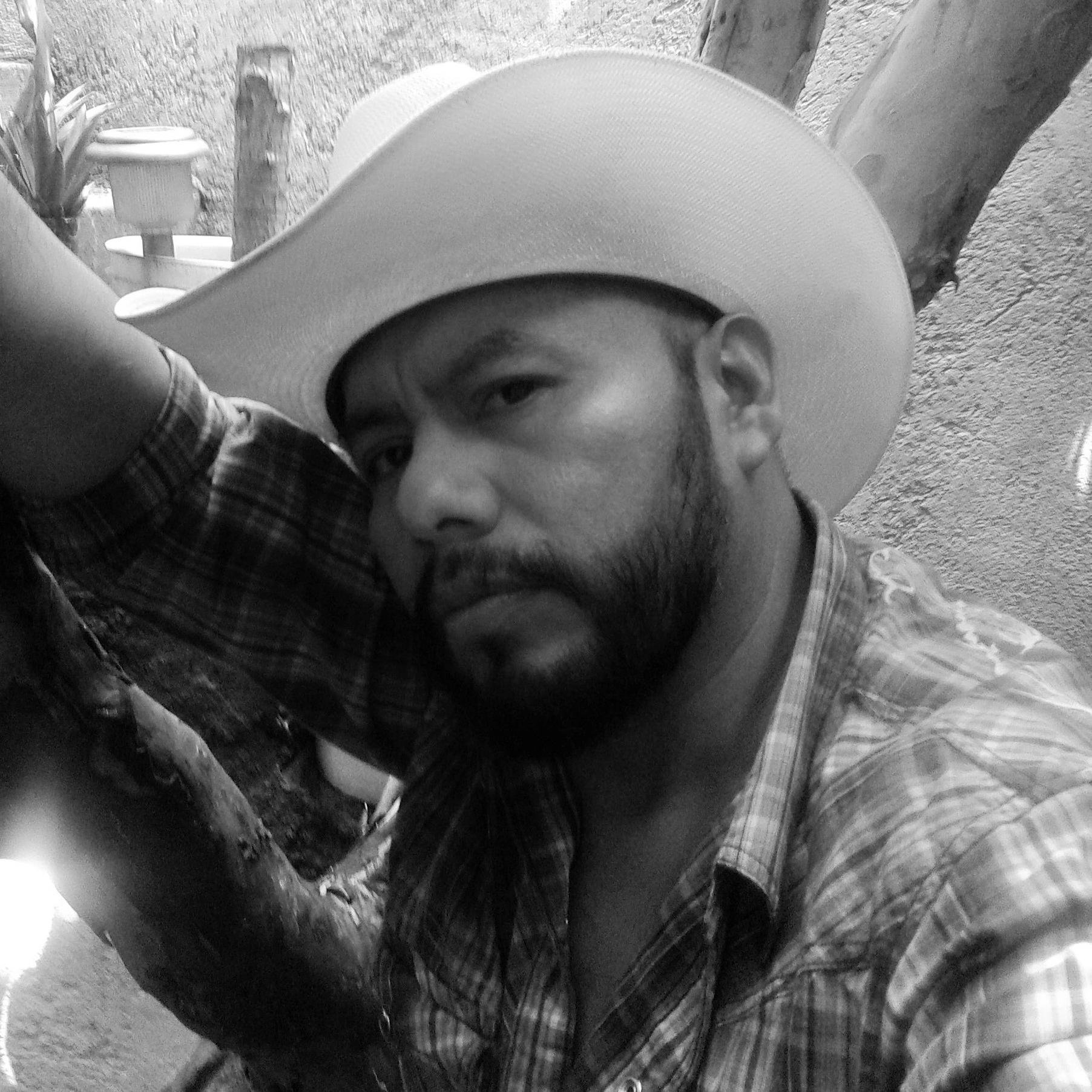 me gustas cuando callas, por que estas como ausente y me miras desde lejos y mi vos no te toca, parece que los labios se te hubieran cerrado y parece q.....