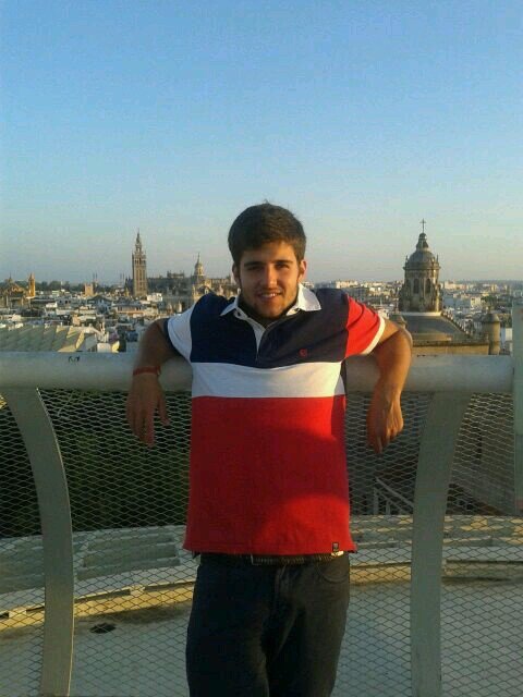 Estudiante de Fisioterapia, ex-maestro.Madridista y Raulista, el 7 de España