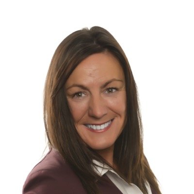 Courtier immobilier , adore les voyages ,aime être entouré de ma famille et de mes amis, mère d'une fille que j'adore !